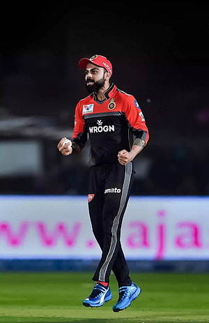 Virat Kohli in Royal Challengers Bangalore Jersey Running on Cricket Field HD phone wallpaper