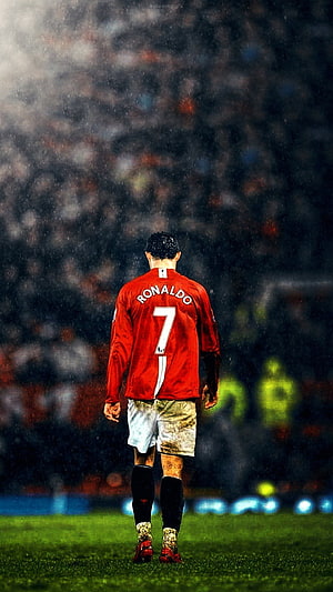Cristiano Ronaldo Manchester United Number 7 Jersey Walking On Rainy Pitch, Cristiano Ronaldo Manchester United, young ronaldo HD phone wallpaper