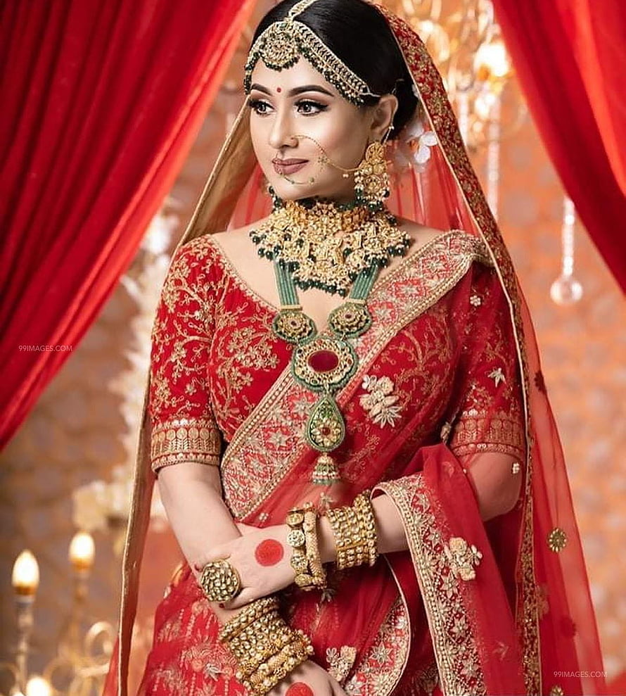 Dilara Hanif in Traditional Red Bridal Saree with Gold Jewelry and Henna HD phone wallpaper