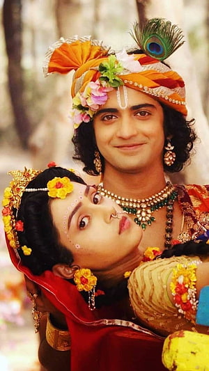 Radhe and Krishna romantic portrait with peacock feather and floral jewelry, Radha Krishna Serial HD phone wallpaper