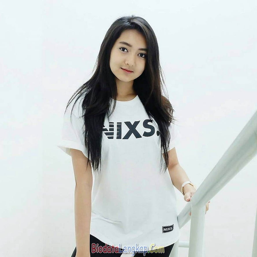 Portrait of a young woman with long dark hair wearing a white graphic t-shirt standing by a railing, 35 Foto Cewek Cantik Indonesia Idaman Para Cowok, cewe cantik HD phone wallpaper