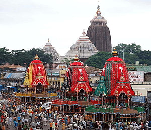 Ratha Yatra Festival with Ornate Temples and Crowds in Puri, India HD wallpaper
