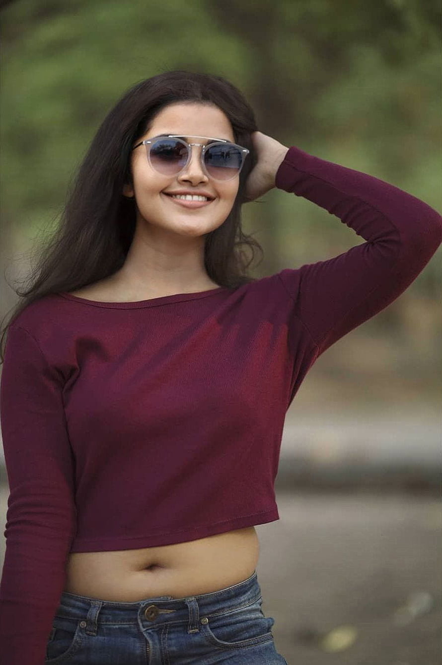 Smiling Woman in Maroon Crop Top and Sunglasses Posing Outdoors, Anupama Parameswaran Navel, #anupama parameswaran HD phone wallpaper