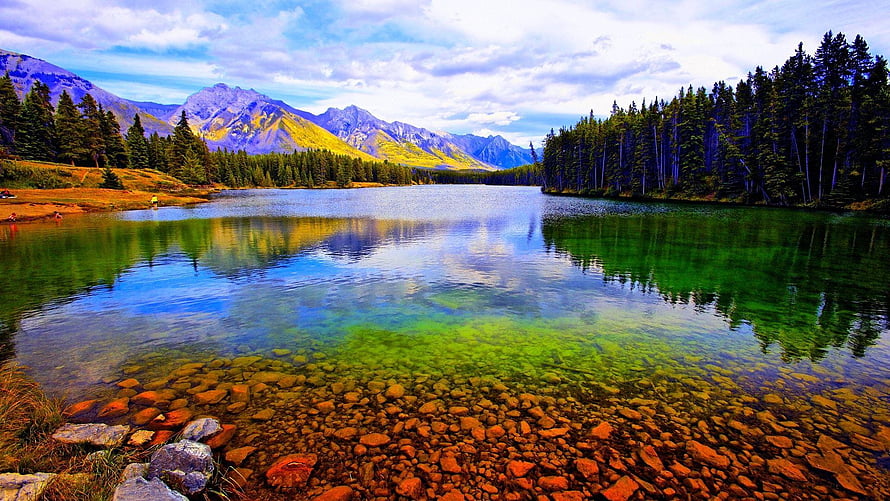 Yellowstone National Park Alpine Lake with Crystal Clear Water and Mountain Reflections HD wallpaper