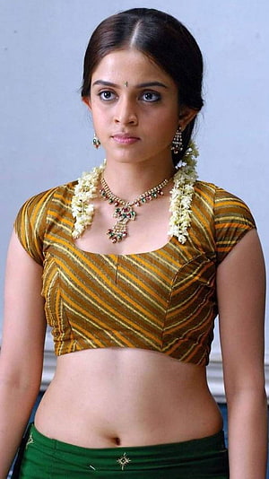 Young Woman in Traditional Indian Attire with Floral Garland and Jewelry, Hot Tamil Girl Navel by vijayloves, tamil girls HD phone wallpaper