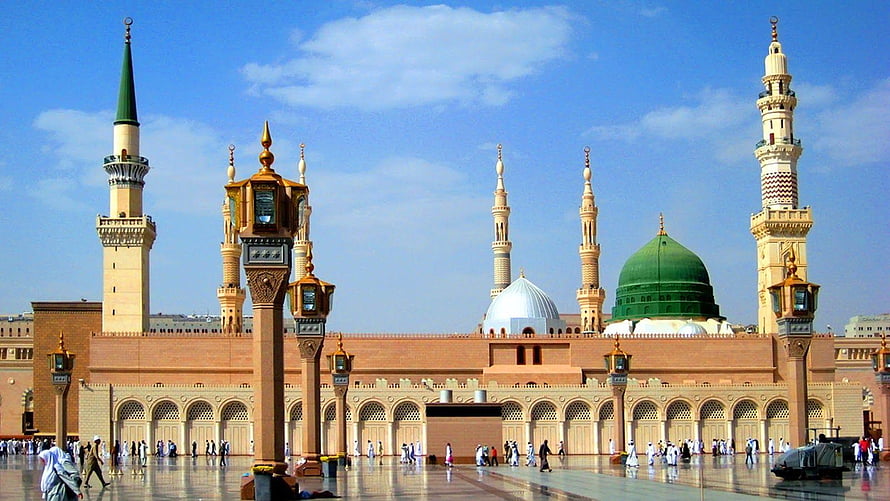 Grand Mosque of Medina with Green Dome and Minarets Under Blue Sky HD wallpaper