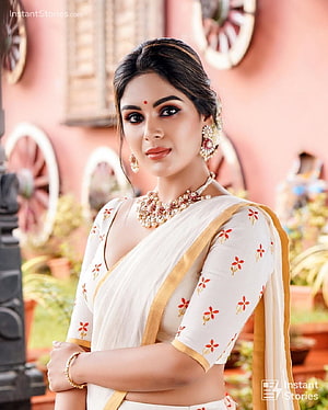 Samyuktha Menon in a white floral saree with gold jewelry and traditional Indian makeup HD phone wallpaper
