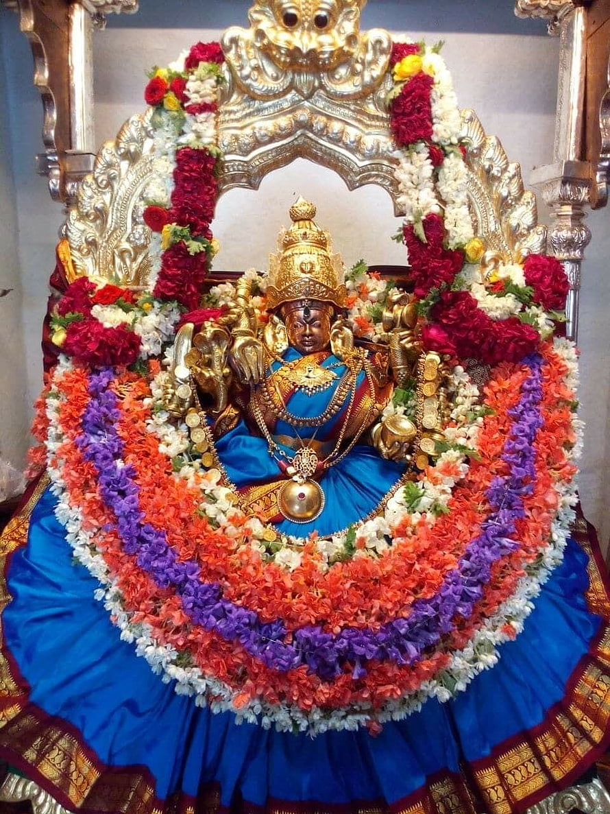 Chamundeshwari Goddess Statue Adorned With Vibrant Flower Garlands And Gold Jewelry HD phone wallpaper