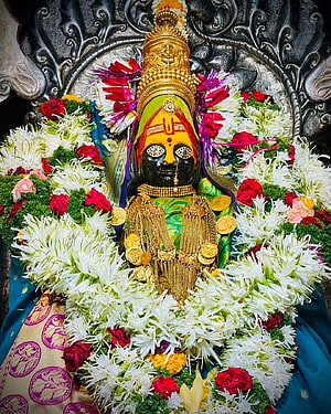 Tulja Bhavani Murti Adorned With Fresh Floral Garlands And Gold Jewelry HD phone wallpaper