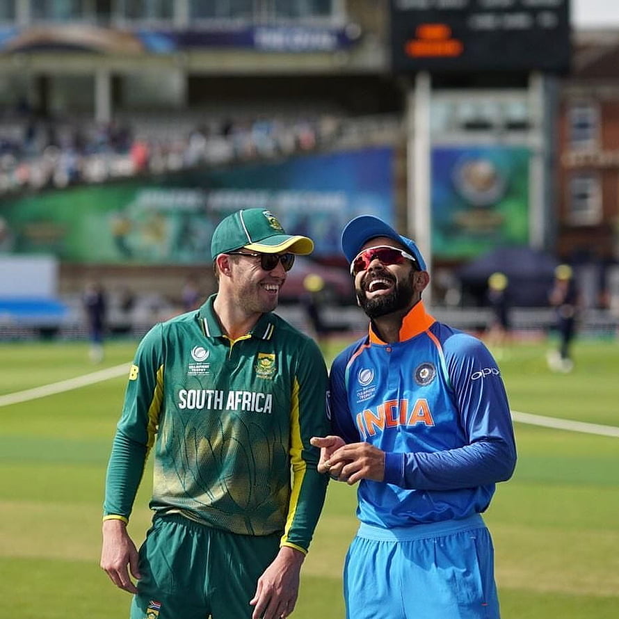 AB de Villiers and Virat Kohli Sharing a Laughter on the Cricket Field HD phone wallpaper