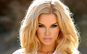 Jessa Rhodes Portrait With Long Blonde Hair And Dramatic Eye Makeup HD wallpaper