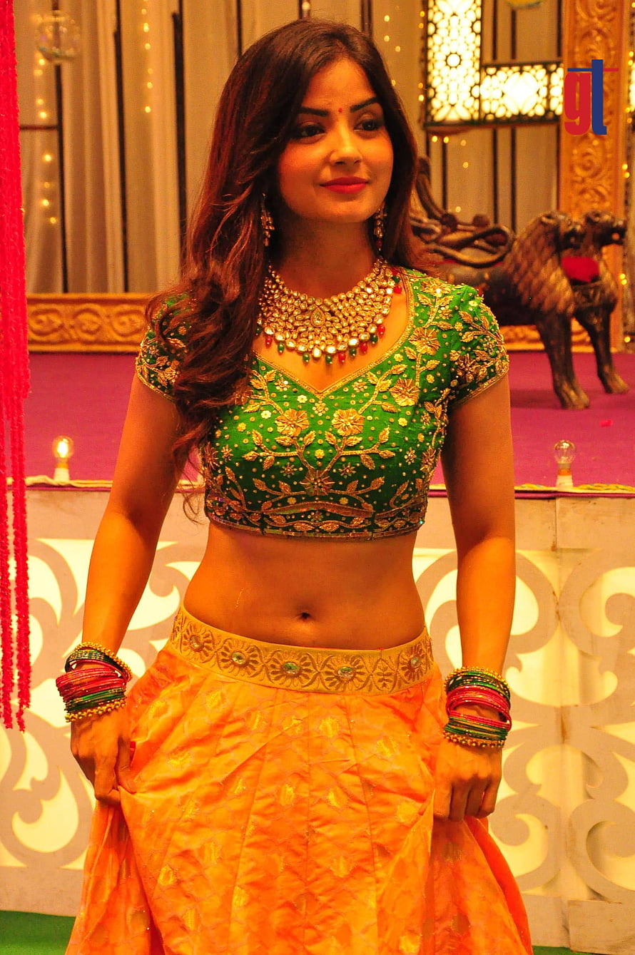 Kashmira Pardeshi in Traditional Green Choli and Orange Lehenga with Gold Jewelry HD phone wallpaper