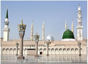 Grand Mosque of Medina with Green Dome and Minarets Under Clear Sky HD wallpaper