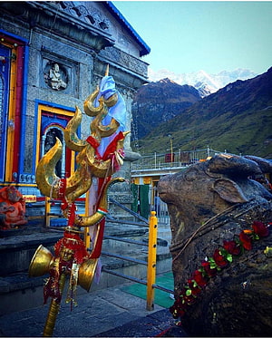 Golden Trishul and Nandi Statue at Kedarnath Temple with Himalayan Mountains HD phone wallpaper