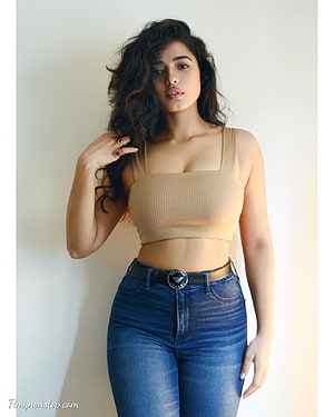 Kethika Sharma in a beige crop top and blue jeans with a black belt HD phone wallpaper