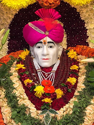 Sardar Vallabhbhai Patel Statue Decorated With Flowers And Turban HD phone wallpaper