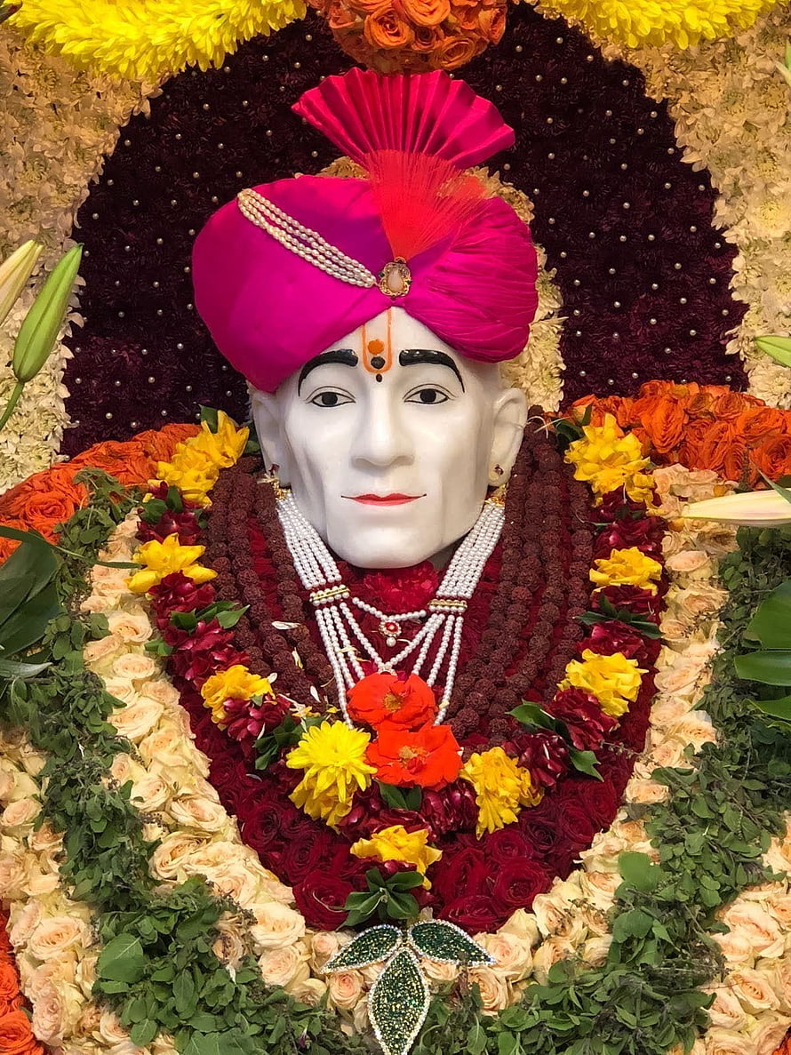 Sardar Vallabhbhai Patel Statue Decorated With Flowers And Turban HD phone wallpaper