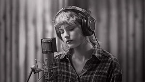 Taylor Swift Singing Into Microphone With Headphones In Recording Studio HD wallpaper