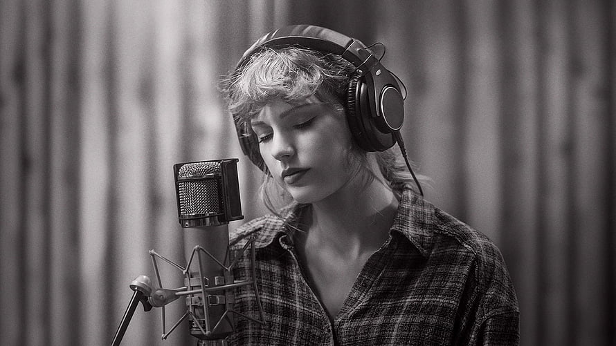 Taylor Swift Singing Into Microphone With Headphones In Recording Studio HD wallpaper