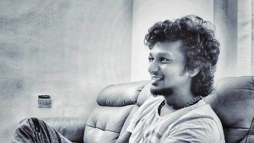 Portrait of a smiling man with curly hair sitting on a leather sofa in black and white, Master director Lokesh Kanagaraj tests positive for Covid, #lokesh kanagaraj HD wallpaper