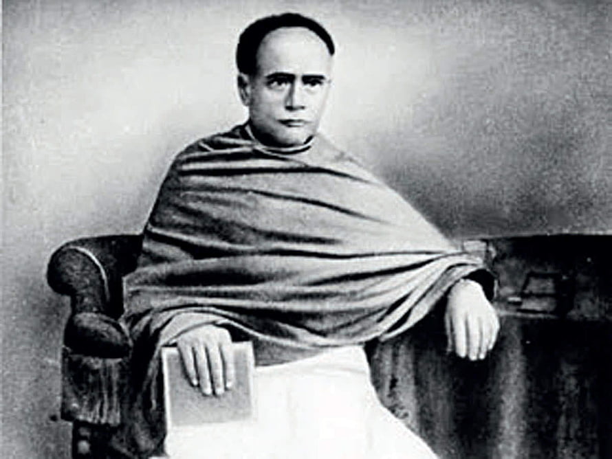 Ishwar Chandra Vidyasagar Historical Portrait in Traditional Bengali Attire HD wallpaper