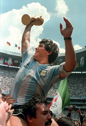 Diego Maradona Lifting the 1986 World Cup Trophy in Argentina Kit HD phone wallpaper