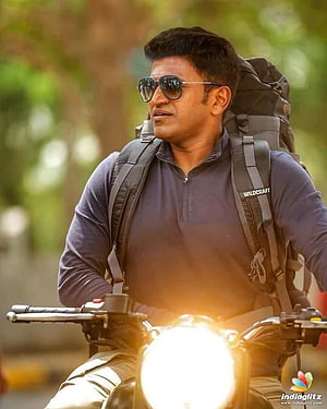 Ranveer Singh Riding Motorcycle With Backpack And Sunglasses HD phone wallpaper