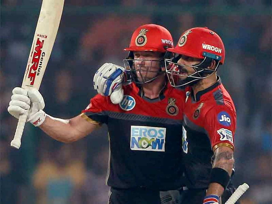 AB de Villiers and Virat Kohli Celebrating in Royal Challengers Bangalore Cricket Kit HD wallpaper