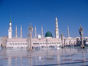 Grand Mosque in Medina with Green Dome and Minarets Under Clear Blue Sky HD wallpaper