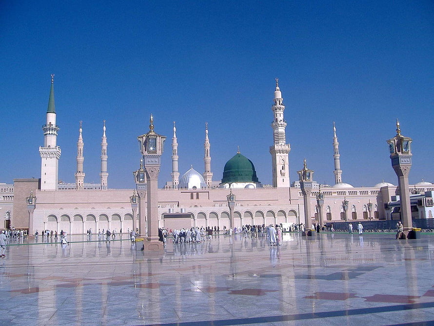 Grand Mosque in Medina with Green Dome and Minarets Under Clear Blue Sky HD wallpaper