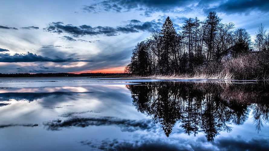 Serene Winter Lake at Dusk with Pine Tree Reflections and Dramatic Clouds HD wallpaper