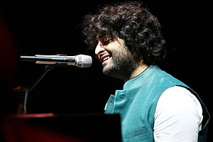 Arijit Singh Singing Live On Stage With Microphone HD wallpaper