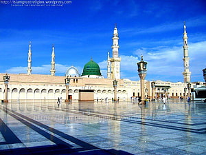 Masjid Nabawi Grand Courtyard with Green Dome and Minarets Under Blue Sky HD wallpaper