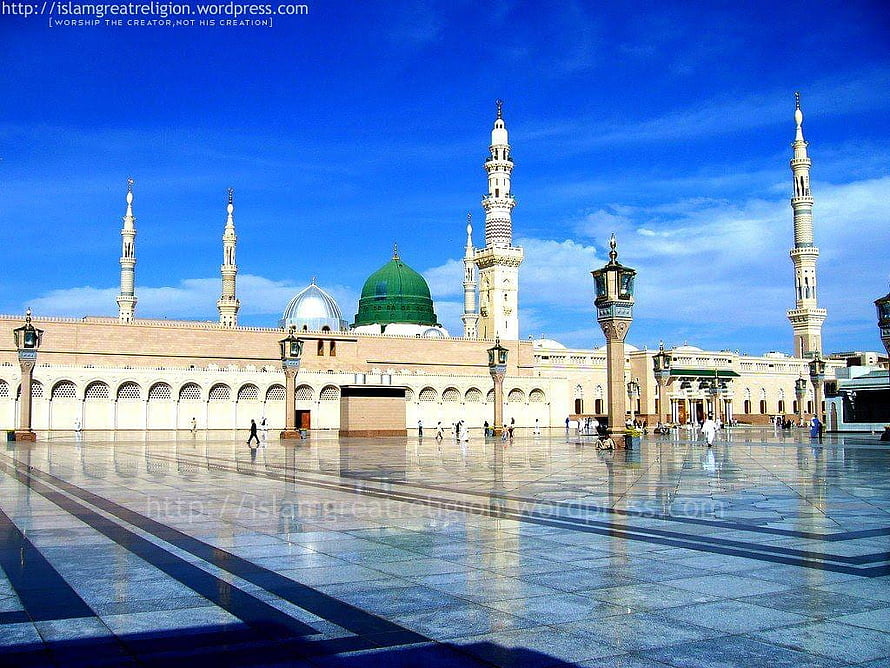 Masjid Nabawi Grand Courtyard with Green Dome and Minarets Under Blue Sky HD wallpaper