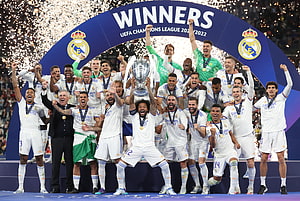 Real Madrid players celebrate winning the UEFA Champions League 2021/2022 trophy with confetti HD wallpaper