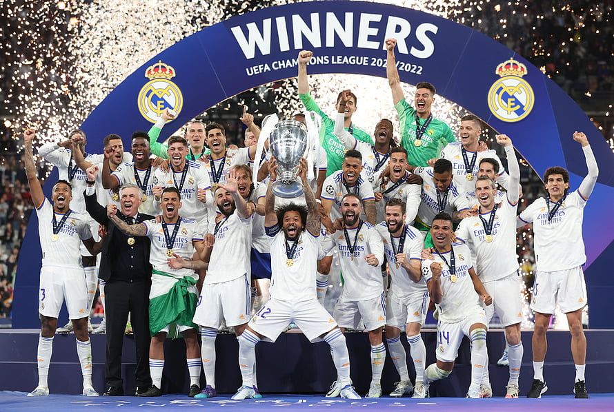 Real Madrid players celebrate winning the UEFA Champions League 2021/2022 trophy with confetti HD wallpaper