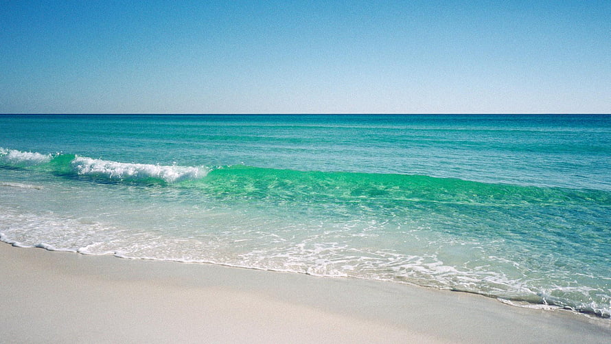 Turquoise Ocean Waves Rolling onto a Pristine White Sand Beach Under a Clear Blue Sky HD wallpaper