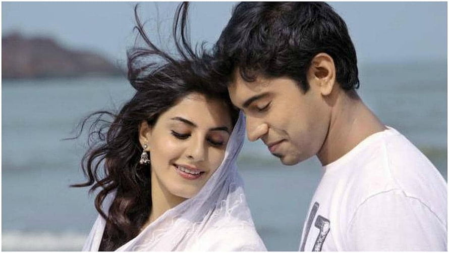 Nivin Pauly and Asin in a romantic coastal scene from the film Thattathin Marayathu HD wallpaper