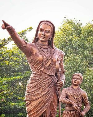 Aai Jijau Bronze Statue of Rani Ahilyabai Holkar and Rani Jijamata Holkar HD phone wallpaper