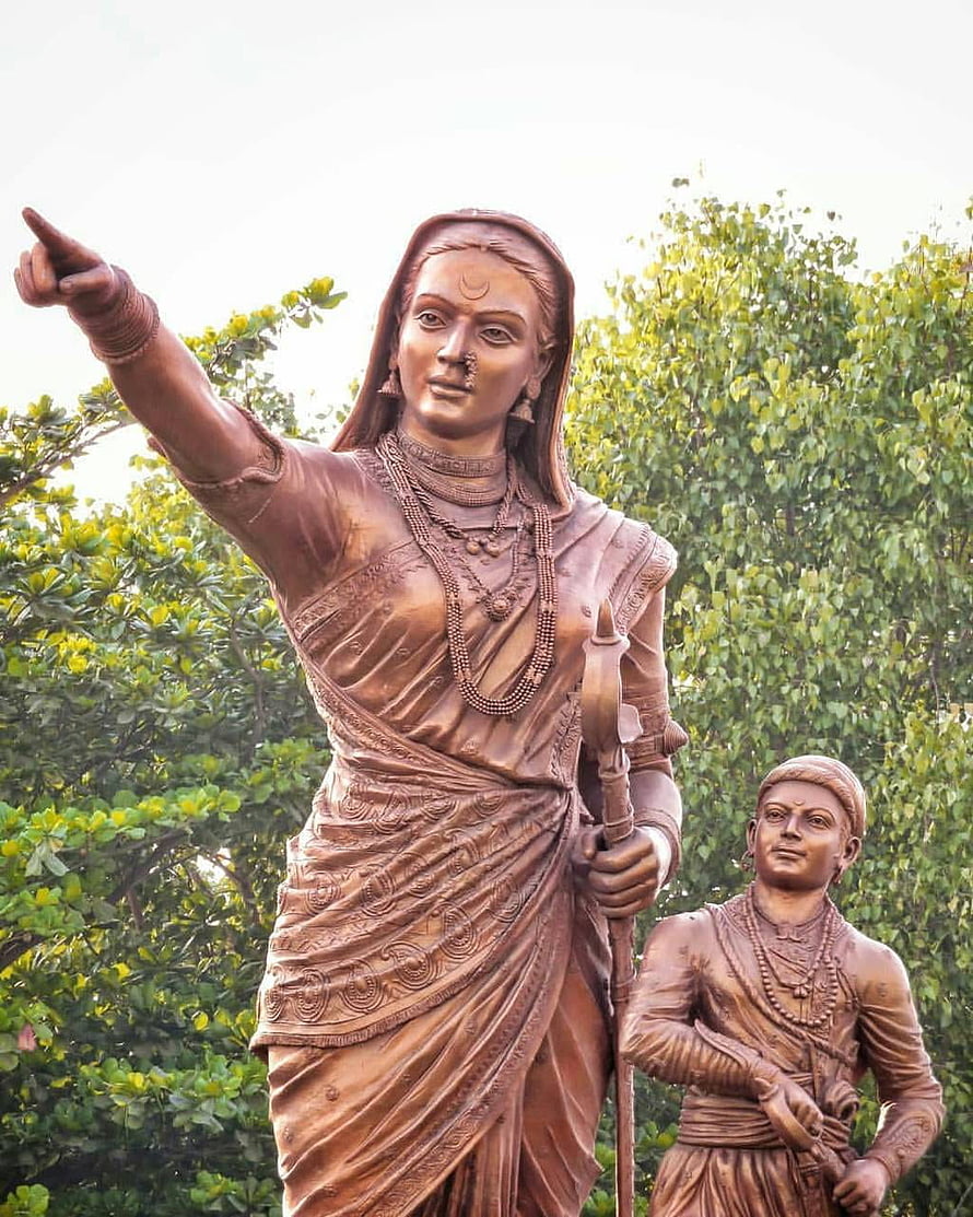 Aai Jijau Bronze Statue of Rani Ahilyabai Holkar and Rani Jijamata Holkar HD phone wallpaper