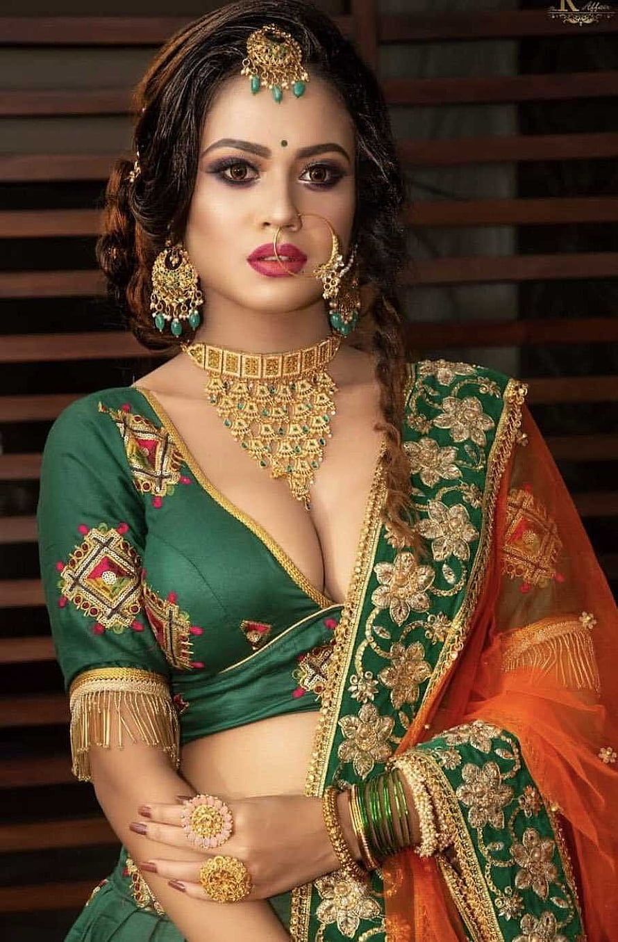 Woman in Green and Orange Embroidered Saree with Traditional Gold Jewelry, Pin on 155 Beautiful Indian Models, Actresses Hot, indian saree HD phone wallpaper