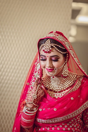 Elegant Indian Bride in Traditional Red Saree with Gold Jewelry and Henna HD phone wallpaper