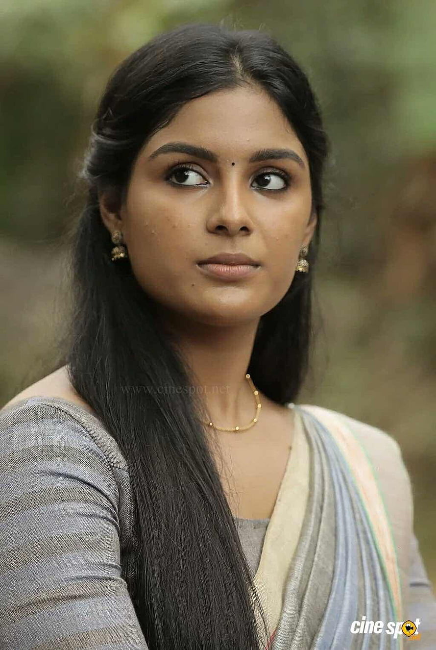 Samyuktha Menon in a soft grey and cream saree with gold jewelry HD phone wallpaper