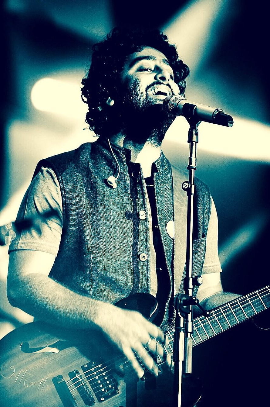Arijit Singh performing live on stage with electric guitar and microphone HD phone wallpaper