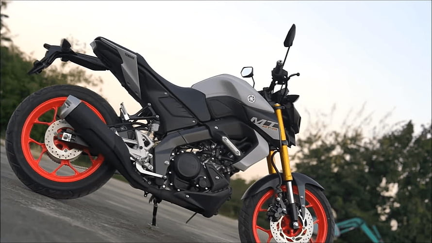 Yamaha MT-15 V2 Streetfighter Motorcycle with Red Wheels and Gold Forks HD wallpaper