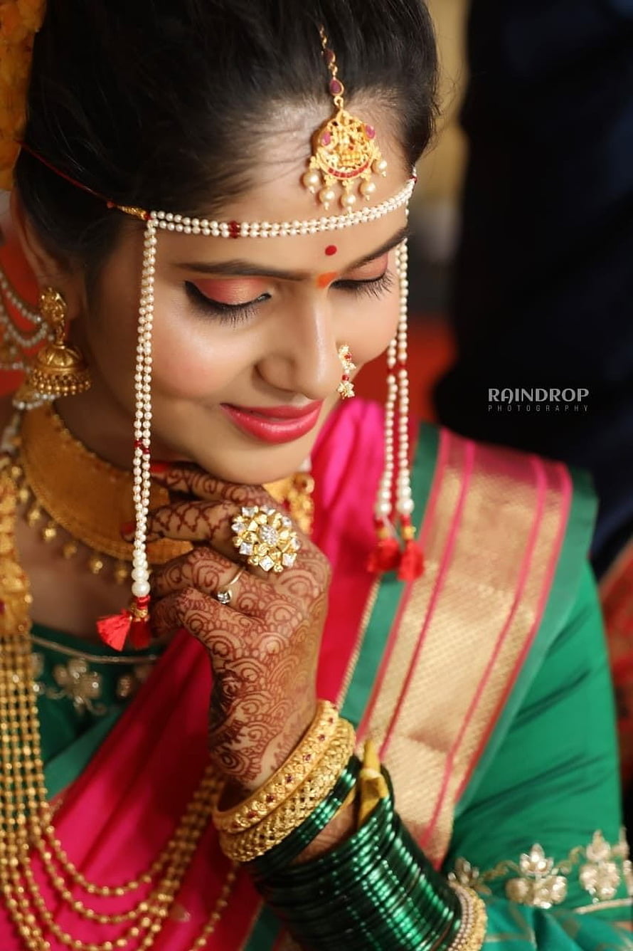 Marathi Bride in Green and Pink Saree with Traditional Gold Jewelry and Henna HD phone wallpaper