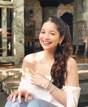 Sara Tendulkar smiling portrait in white off-shoulder top with long wavy hair HD phone wallpaper