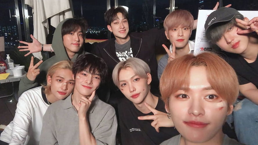 NCT Dream members posing together in a casual group selfie with peace signs HD wallpaper