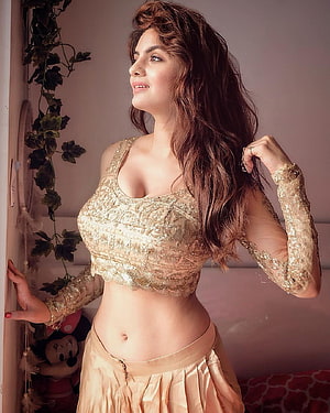 Anveshi Jain in Gold Embroidered Choli and Silk Lehenga HD phone wallpaper