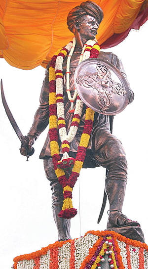 Sangolli Rayanna Warrior Statue With Sword Shield And Floral Garland HD phone wallpaper